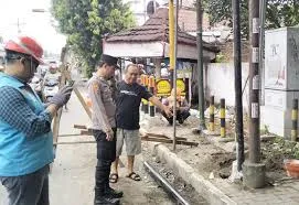 KABEL PLN TERLEPAS, WARGA GROGOL KEDIRI BERESIKO TERKENA BAHAYA LISTRIK