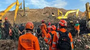 TERJADI LONGSOR DI TPA BANTAR GEBANG BEKASI