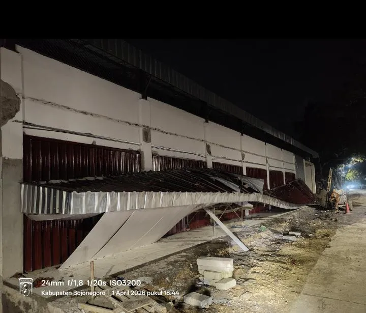 Atap Teras Gedung Koperasi Desa Ambruk, Warga Soroti Mutu Pembangunan dan Pengawasan