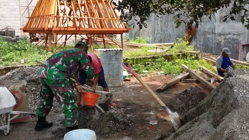 Babinsa Sumberjo Bantu Renovasi Rumah Warga Kurang Mampu Melalui Program RTLH